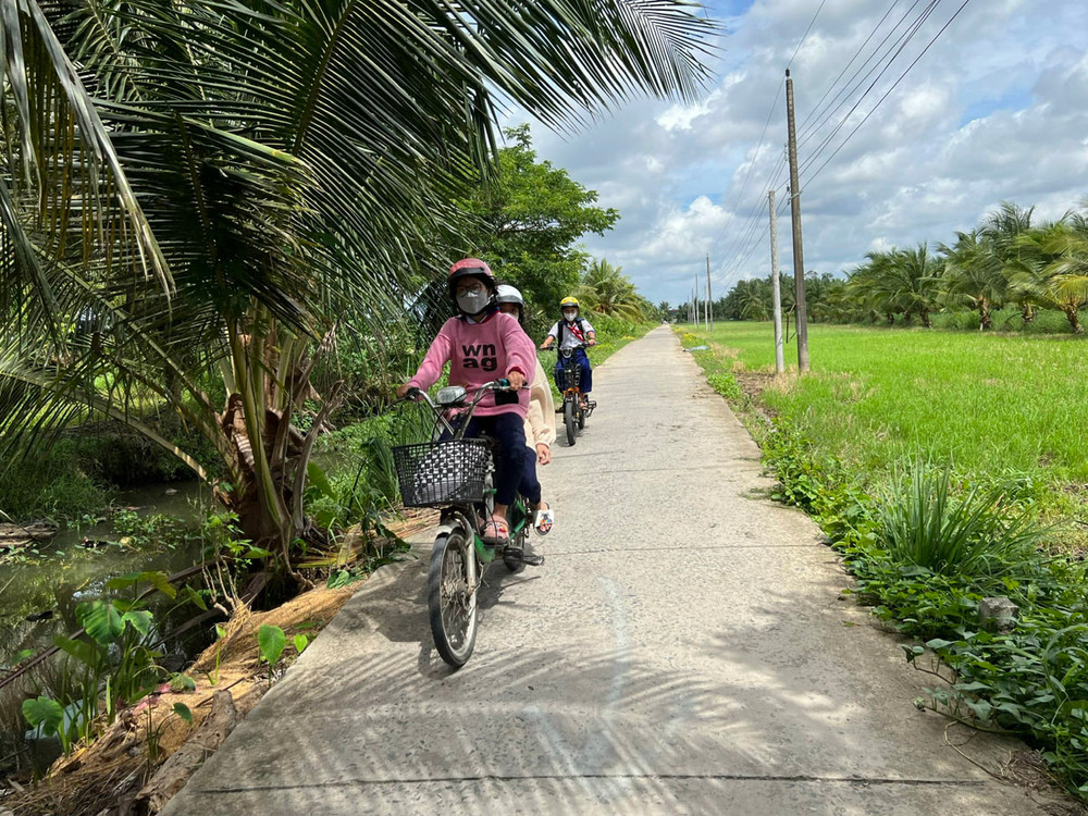 Con đường từ ấp Bình Đông qua ấp Bình Lợi được đầu tư, xây dựng giúp người dân đi lại thuận tiện. Ông Bí thư “nông thôn mới” -0