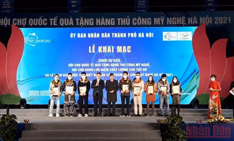 Trao giải cho các tác giả đạt giải trong Cuộc thi Thiết kế mẫu sản phẩm thủ công mỹ nghệ Hà Nội năm 2021. (Ảnh: NGUYÊN TRANG)