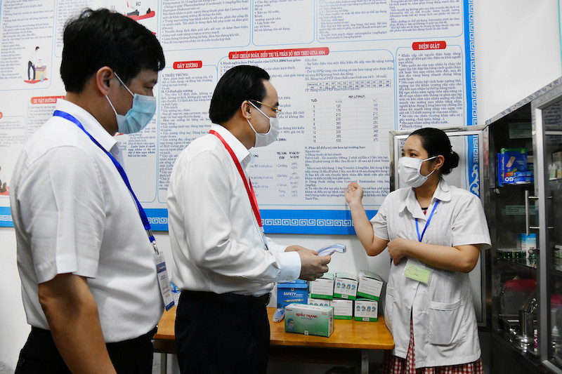 Bộ trưởng GD-ĐT Phùng Xuân Nhạ kiểm tra điều kiện bảo đảm an toàn trong phòng chống dịch Covid-19 tại các điểm thi tốt nghiệp THPT 2020. (Ảnh: THUỶ NGUYÊN) Dấu ấn thành công kép của ngành giáo dục -0