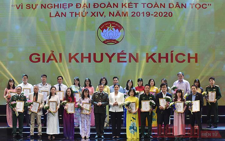 Trao giải cho các tác giả đoạt giải Khuyến khích. Báo Nhân Dân giành tám Giải báo chí “Vì sự nghiệp Đại đoàn kết toàn dân tộc” lần thứ 14 -0