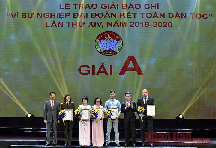 Trao giải cho năm tác phẩm đoạt giải A. Báo Nhân Dân giành tám Giải báo chí “Vì sự nghiệp Đại đoàn kết toàn dân tộc” lần thứ 14 -0