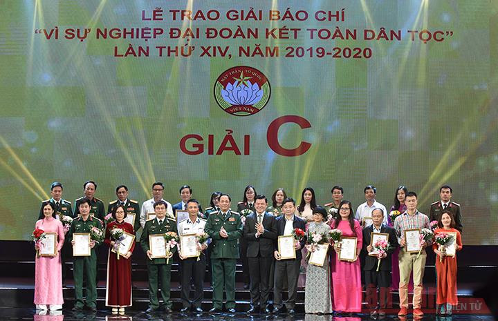 Trao giải cho các tác giả đoạt giải C. Báo Nhân Dân giành tám Giải báo chí “Vì sự nghiệp Đại đoàn kết toàn dân tộc” lần thứ 14 -0