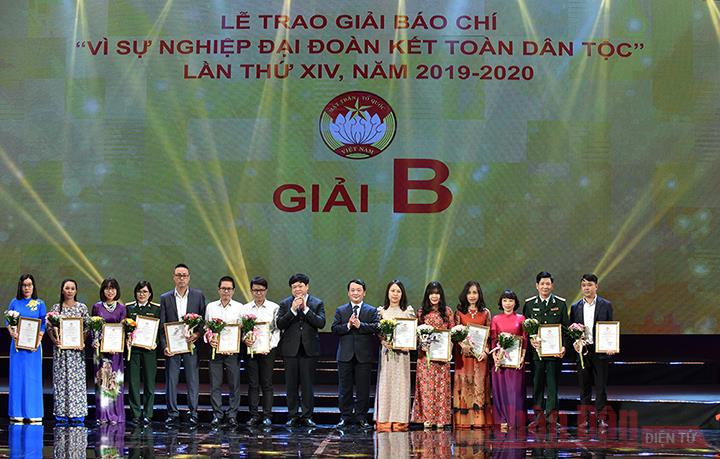 Trao giải cho các tác giả đoạt giải B. Báo Nhân Dân giành tám Giải báo chí “Vì sự nghiệp Đại đoàn kết toàn dân tộc” lần thứ 14 -0