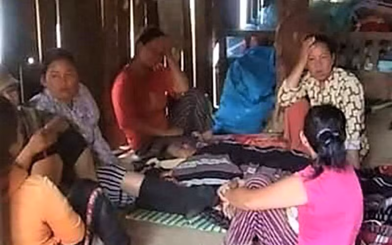 Gia đình và người thân lo hậu sự cho nạn nhân.