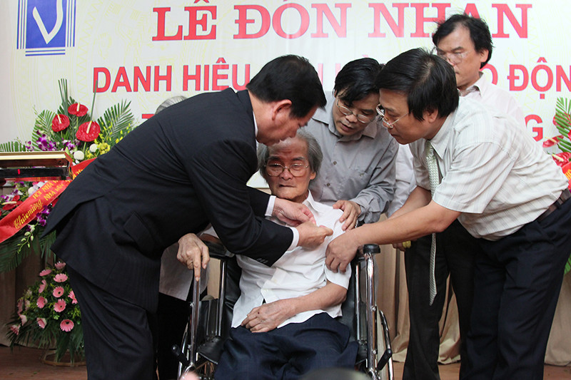 Chủ tịch nước Nguyễn Minh Triết gắn huy chương Anh hùng Lao động cho nhà văn Sơn Tùng năm 2011. Vĩnh biệt nhà văn Sơn Tùng, một nhân cách lớn -0