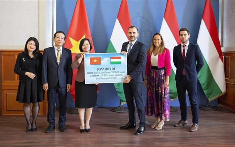 Hungary trao tặng Việt Nam vaccine và vật tư y tế để ứng phó với đại dịch Covid-19. (Ảnh: TTXVN) Làm sâu sắc hơn nữa quan hệ song phương Việt Nam-Hungary -0