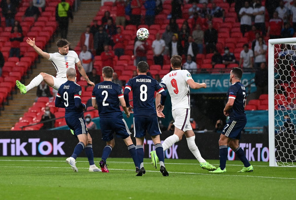 Stones đánh đầu dội cột dọc. (Ảnh: UEFA) Anh bị Scotland cầm hòa tại Wembley -0