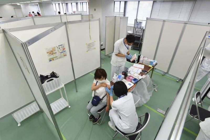 Tiêm vaccine ngừa Covid-19 cho người cao tuổi ở Osaka, Nhật Bản. (Ảnh: Kyodo/REUTERS) Nhiều nước châu Âu ghi nhận mức cao kỷ lục số ca mắc mới Covid-19 -0