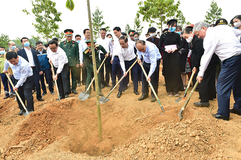 Thủ tướng Chính phủ Nguyễn Xuân Phúc cùng các đại biểu tham gia trồng cây, hưởng ứng Tết trồng cây đời đời nhớ ơn Bác Hồ. Thủ tướng Nguyễn Xuân Phúc dự Lễ phát động trồng một tỷ cây xanh tại Tuyên Quang -0