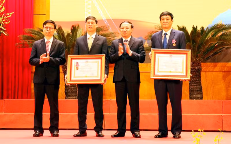 Tập thể Trường Quản trị kinh doanh Vinacomin và ông Phạm Văn Minh, Giám đốc Công ty cổ phần than Vàng Danh được trao tặng Huân chương Lao động hạng Ba.