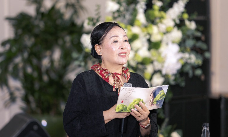 NSND Thu Hiền khá bất ngờ với sản phẩm bởi một cách hát nhạc đỏ rất mới của Thu Hằng. Sao Mai Thu Hằng phát hành album nhạc cách mạng -0