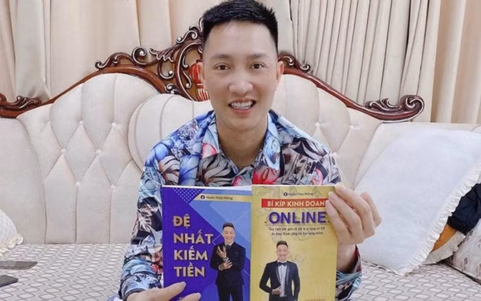 Bùi Xuân Huấn với hai "cuốn sách" tự viết.