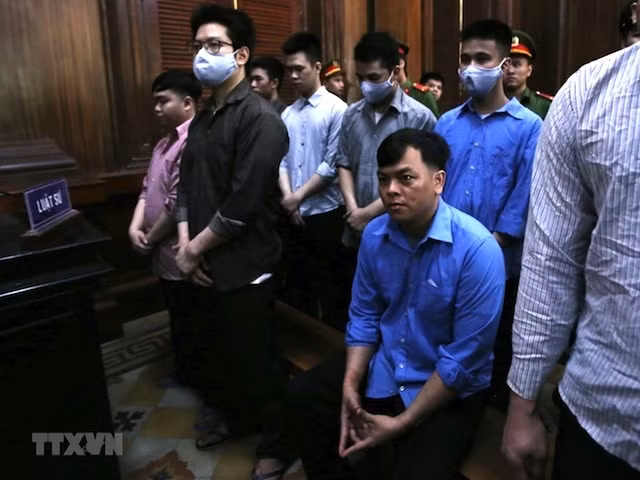 Bị cáo Trần Ngọc Phúc (ngồi) tại phiên tòa. (Ảnh: Thành Chung/TTXVN)
