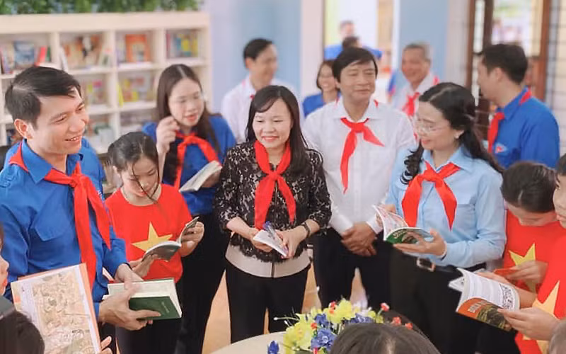 Các đồng chí đại diện lãnh đạo các bộ, ngành và địa phương cùng đại biểu "Cháu ngoan Bác Hồ" năm 2020 tham quan Công trình măng non.