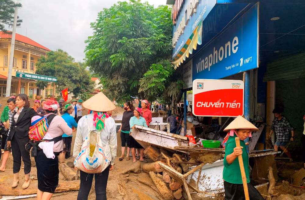 Lũ ống trong đêm làm hai người chết ở Lào Cai -0