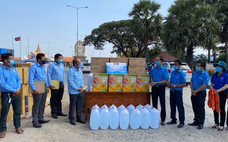 Ủy ban MTTQVN tỉnh và các ban, ngành, đoàn thể tổ chức trao tặng quà, hỗ trợ phòng, chống dịch Covid-19 cho chính quyền 2 tỉnh Svay Rieng và Prey Veng (Campuchia).