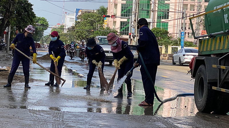 Công ty Cổ phần Môi trường đô thị Phú Yên huy động toàn lực khẩn trương dọn dẹp vệ sinh tại trung tâm thành phố Tuy Hòa. Phú Yên khẩn trương khắc phục môi trường, ổn định đời sống sản xuất -0