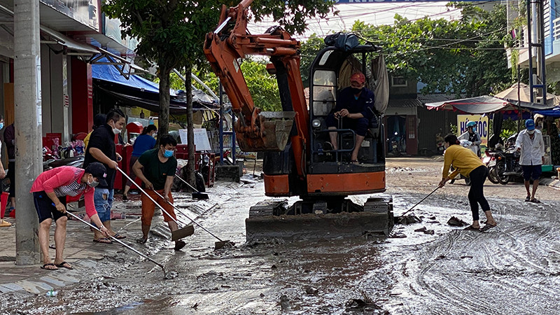 Các tiểu thương khu vực trung tâm thành phố tập trung khắc phục môi trường, tiếp tục kinh doanh buôn bán trước khu vực chợ Trung tâm thành phố Tuy Hòa, Phú Yên. Phú Yên khẩn trương khắc phục môi trường, ổn định đời sống sản xuất -0