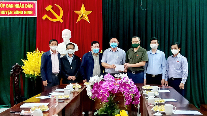 Đồng chí Phạm Đại Dương, Ủy viên Trung ương Đảng, Bí thư Tỉnh ủy, Trưởng Đoàn đại biểu Quốc hội tỉnh Phú Yên và các đại biểu Quốc hội thăm, tặng quà tại huyện Sông Hinh. Phú Yên khẩn trương khắc phục môi trường, ổn định đời sống sản xuất -0