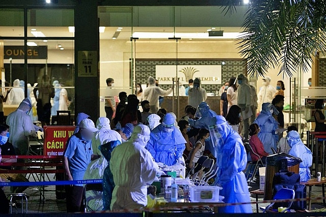 Công tác lấy mẫu xét nghiệm cho cư dân tòa Park 11 vào đêm 26-5. (Ảnh: THÀNH TRUNG) Hà Nội xét nghiệm Covid-19 cho hơn 7.000 người dân Times City -0