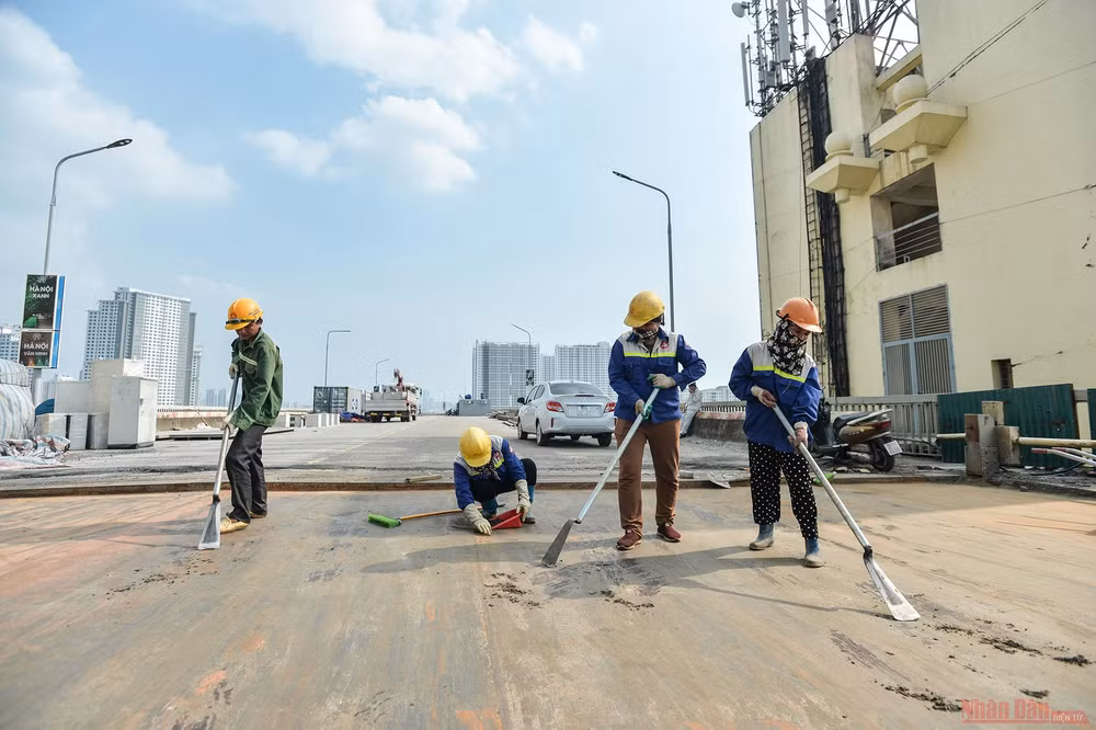 Cận cảnh “đại công trường” sửa chữa, nâng cấp mặt cầu Thăng Long -0