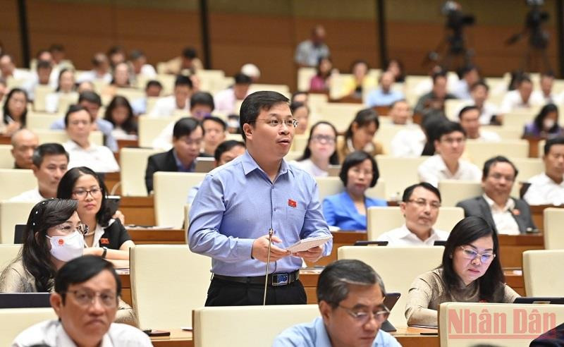 Đại biểu Nguyễn Danh Tú (Kiên Giang) đặt câu hỏi chất vấn Bộ trưởng Tài chính. (Ảnh: KHOA NGUYÊN) Kết hợp chặt chẽ chính sách tiền tệ và tài khóa để kiểm soát lạm phát -0