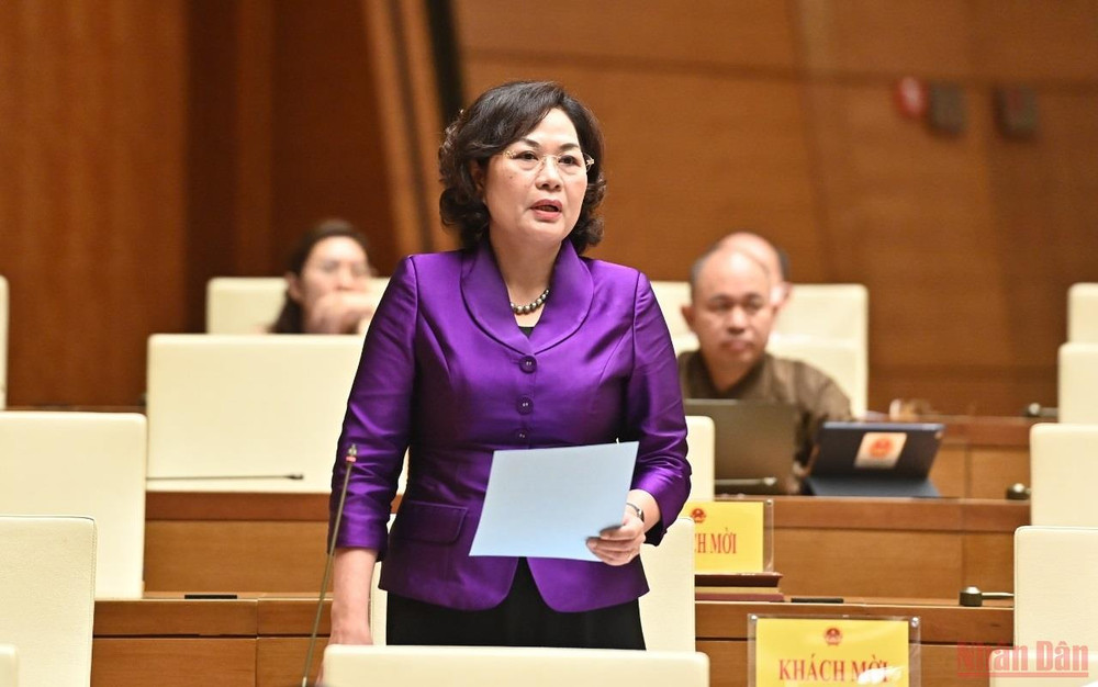 Thống đốc Ngân hàng Nhà nước Việt Nam Nguyễn Thị Hồng giải trình vấn đề kiểm soát lạm phát. (Ảnh: KHOA NGUYÊN) Kết hợp chặt chẽ chính sách tiền tệ và tài khóa để kiểm soát lạm phát -0