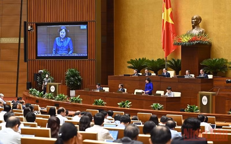 Thống đốc Ngân hàng Nhà nước Việt Nam Nguyễn Thị Hồng trả lời chất vấn của đại biểu Quốc hội chiều 8/6. (Ảnh: KHOA NGUYÊN)