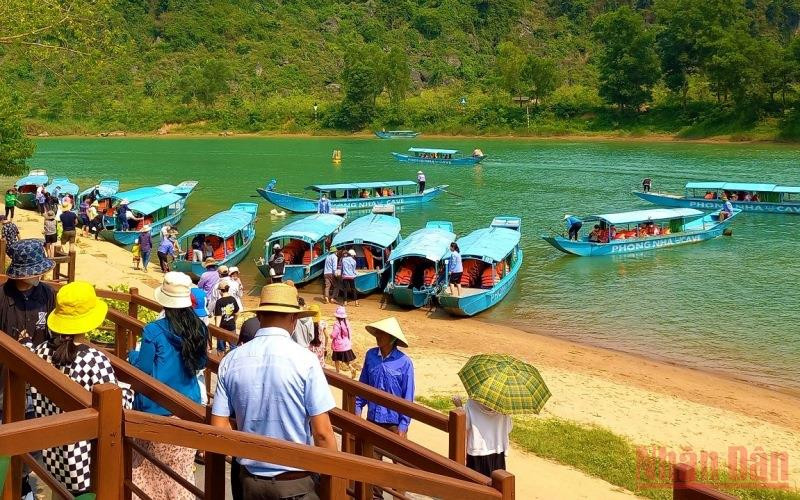 Động Phong Nha đón hàng nghìn lượt khách mỗi ngày trong dịp Giỗ Tổ.