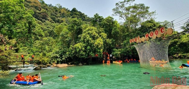 Khách du lịch chơi các trò thể thao dưới nước ở suối nước Moọc. Quảng Bình đón 30 nghìn lượt khách trong dịp lễ Giỗ Tổ Hùng Vương -0