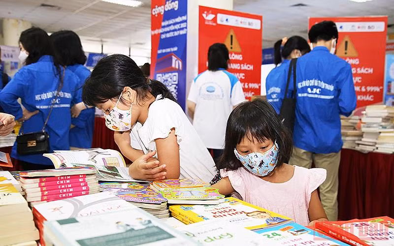 Thanh niên, thiếu nhi hào hứng trải nghiệm các ấn phẩm tại Tuần lễ sách Khoa học và Công nghệ lần thứ nhất.