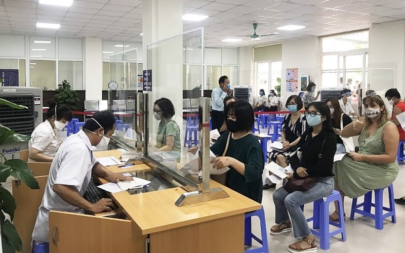 Các cán bộ, nhân viên của các tổ chức phi chính phủ nước ngoài thực hiện tiêm chủng ngày 13/7, tại Bệnh viện Phổi Trung ương (Hà Nội) (Ảnh: BV Phổi T.Ư) Tiêm chủng vaccine Covid-19: Không phân biệt người Việt Nam hay nước ngoài -0