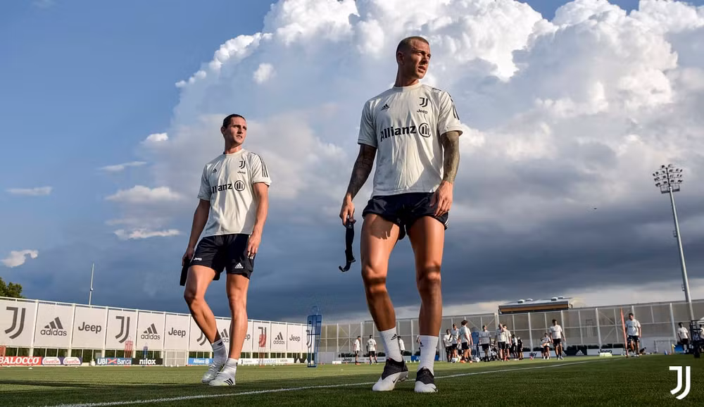 HLV Pirlo trong buổi tập đầu tiên tại Juventus -2