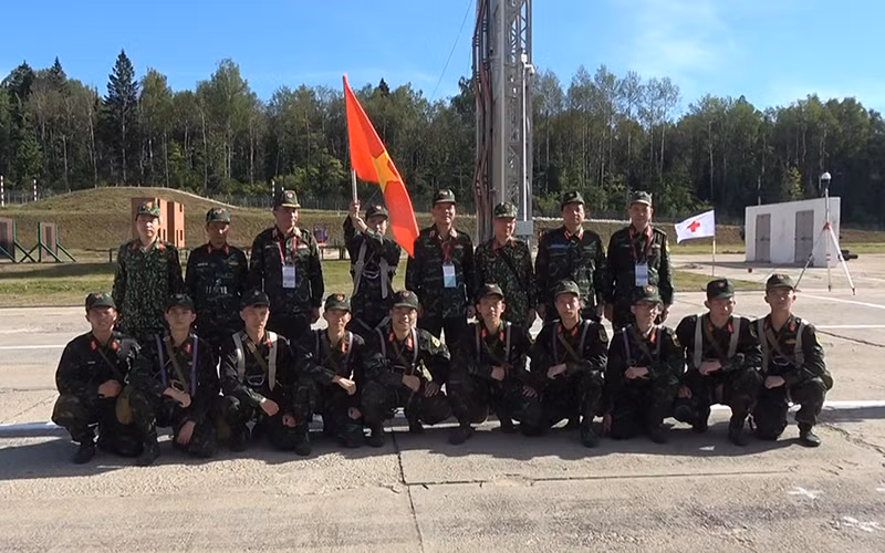 Trung tướng Ngô Minh Tiến và các thành viên đoàn cấp QĐND Việt Nam chụp ảnh với đội tuyển Cứu hộ cứu nạn. Ảnh: CHUẨN LÊ