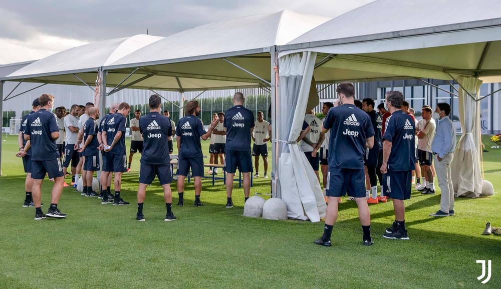 Toàn bộ thành viên ban huấn luyện và các cầu thủ có mặt tại sân tập. HLV Pirlo trong buổi tập đầu tiên tại Juventus -0