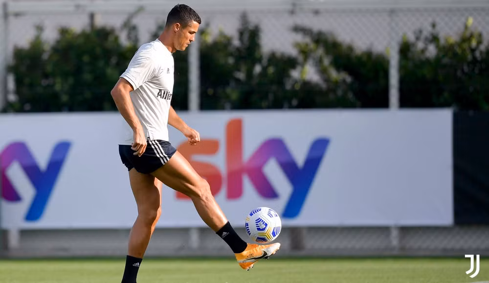 HLV Pirlo trong buổi tập đầu tiên tại Juventus -1