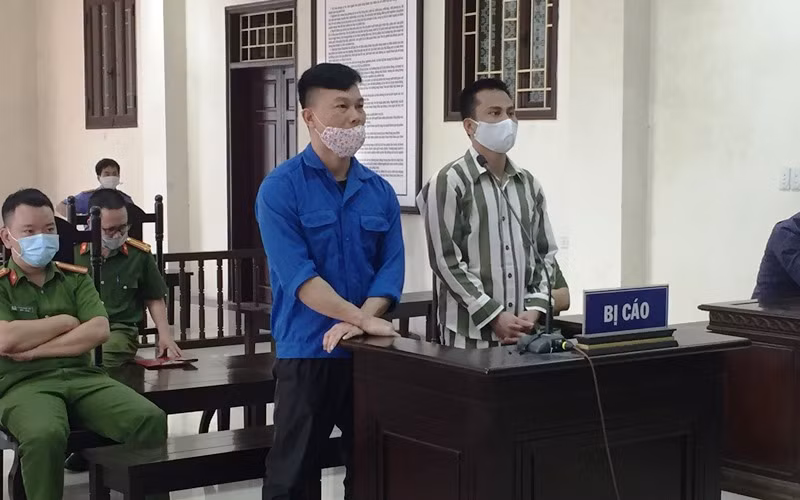 Hai bị cáo Úy và Kiên tại tòa.