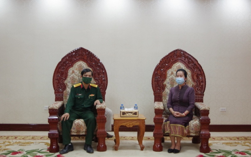 Chủ nhiệm Ủy ban Văn hóa - Xã hội, Quốc hội Lào Thummali Vongphachan (phải) cảm ơn Binh đoàn 11 đã hỗ trợ khẩu trang chống Covid-19, chiều 13-5. (Ảnh: Binh đoàn 11 cung cấp)