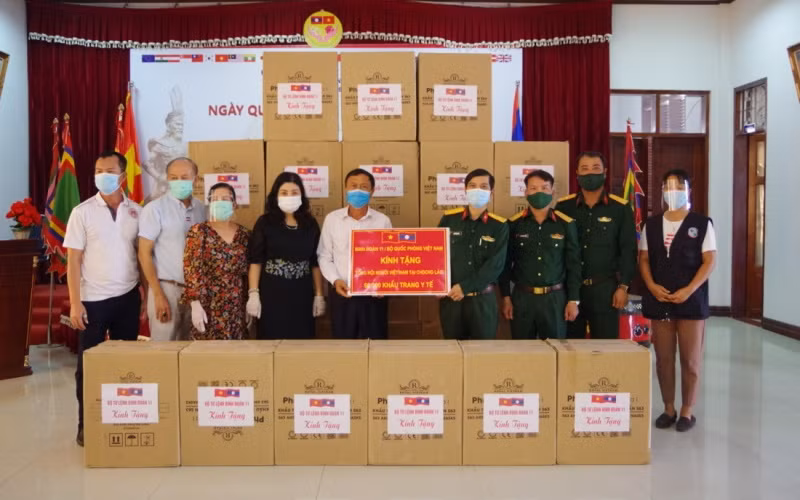 Binh đoàn 11 trao 200 triệu kíp Lào giúp Lào chống Covid-19 -0