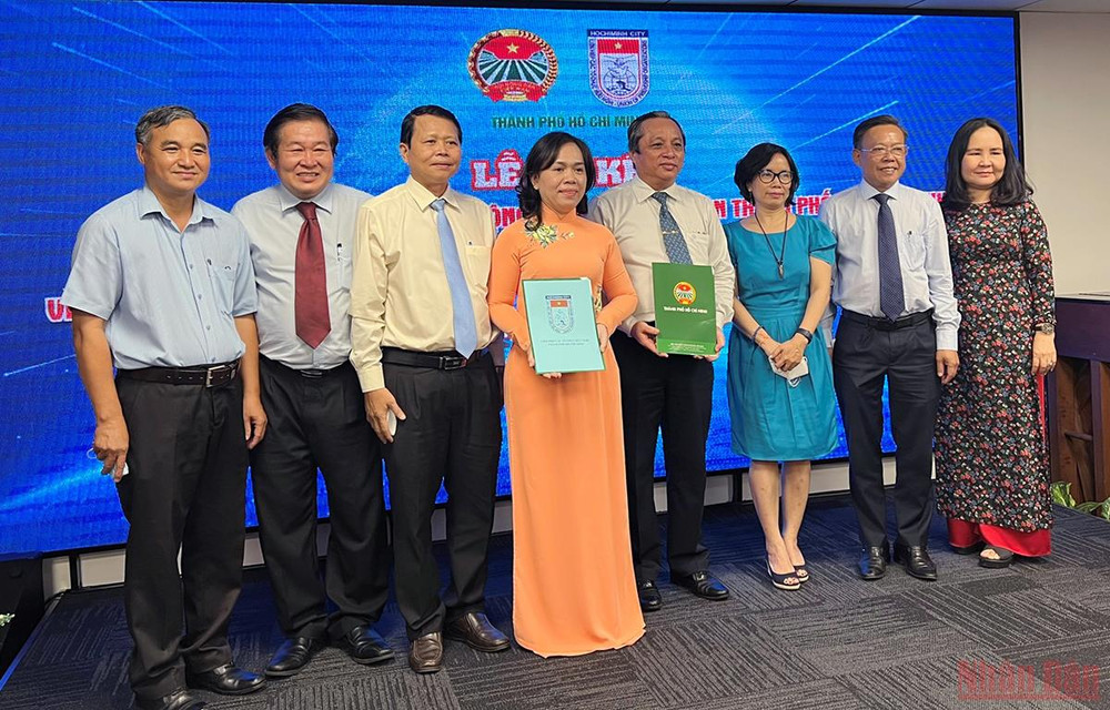 Ký kết Chương trình phối hợp thực hiện công tác đối ngoại nhân dân và hội nhập quốc tế giai đoạn 2022- 2025. (Ảnh: CAO TÂN)