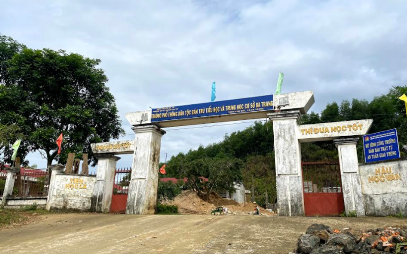 Trường Dân tộc bán trú Tiểu học và THCS Ba Trang cho tất cả học sinh nghỉ học để theo dõi sức khoẻ, hạn chế lây lan bệnh ra cộng đồng. Quảng Ngãi tập trung phòng, chống bệnh bạch hầu lây lan -0