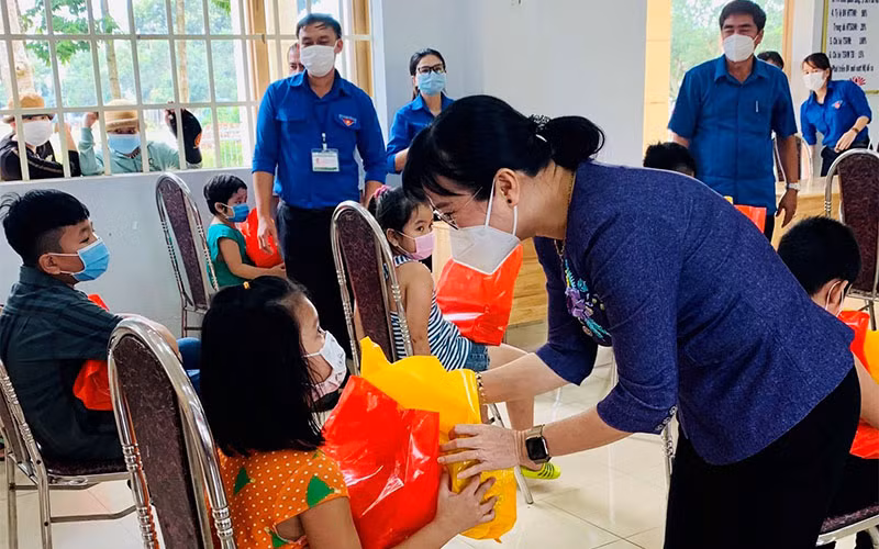 Phó Chủ tịch UBND tỉnh Đồng Nai Nguyễn Thị Hoàng trao quà trung thu cho thiếu nhi tại Nông trường cao-su Cẩm Đường.