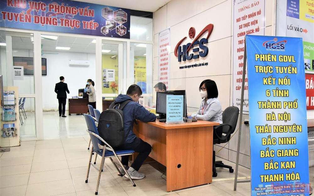 Bàn tiếp nhận hồ sơ tại Phiên giao dịch việc làm trực tuyến sáng 28/10.