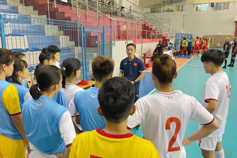 Huấn luyện viên Trương Quốc Tuấn dặn dò các học trò lúc nghỉ giữa hiệp. (Ảnh: VFF) Hướng đến SEA Games: Đội tuyển nữ futsal Việt Nam thắng trận đầu ở Bahrain -0