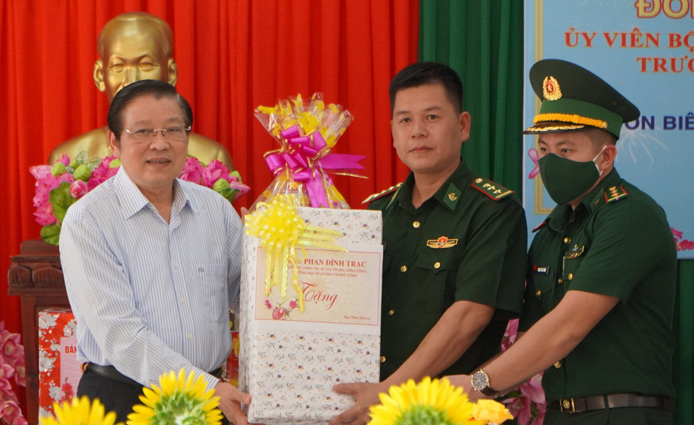 Trưởng Ban Nội chính Trung ương Phan Đình Trạc thăm, tặng quà cho cán bộ, chiến sĩ Đồn Biên phòng Cửa khẩu Quốc tế Bình Hiệp, thị xã Kiến Tường, tỉnh Long An. Trưởng Ban Nội chính Trung ương Phan Đình Trạc thăm, tặng quà Tết tại Long An -0