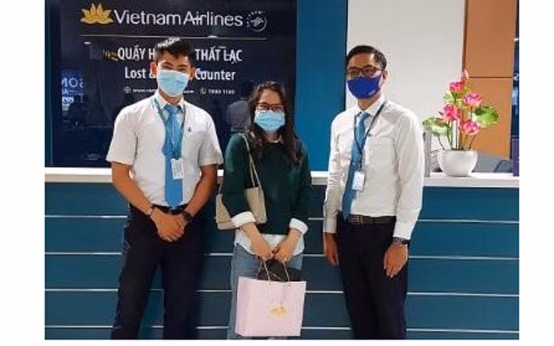 Các nhân viên bàn giao lại chiếc nhẫn cho hành khách.