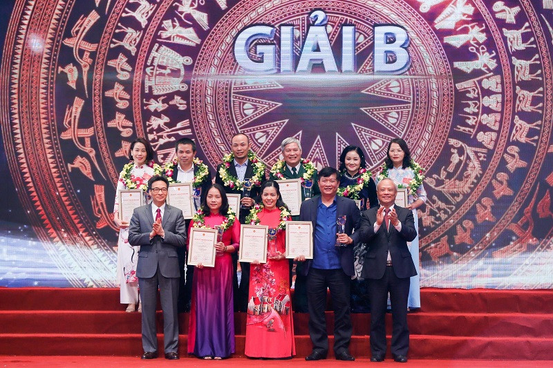 Phó Chủ tịch QH Uông Chu Lưu và Phó Thủ tướng Vũ Đức Đam trao giải B cho các tác giả, nhóm tác giả. Lễ tổng kết và Trao giải báo chí “75 năm Quốc hội Việt Nam” -0