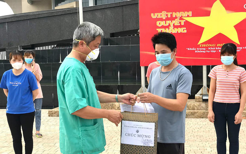 Thứ trưởng Y tế Nguyễn Trường Sơn tặng quà cho các bệnh nhân được xuất viện. Cập nhật dịch Covid-19 ngày 6-6: 18 giờ qua, Việt Nam có 141 ca nhiễm mới -0