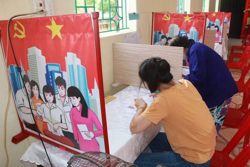 Cử tri ở tổ bầu cử số 5, tổ dân phố Vị Dương, phường Mỹ Xá, TP Nam Định đi bầu cử thêm đại biểu HĐND sáng 6-6. Nam Định bầu thêm 32 đại biểu HĐND cấp xã (tin ghép) -0