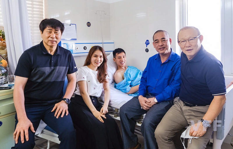 HLV Park Hang Seo, trợ lý Kim Hyun Tae và gia đình cầu thủ Đỗ Hùng Dũng. LĐBĐ Việt Nam cùng HLV Park Hang Seo thăm, động viên cầu thủ Đỗ Hùng Dũng -0